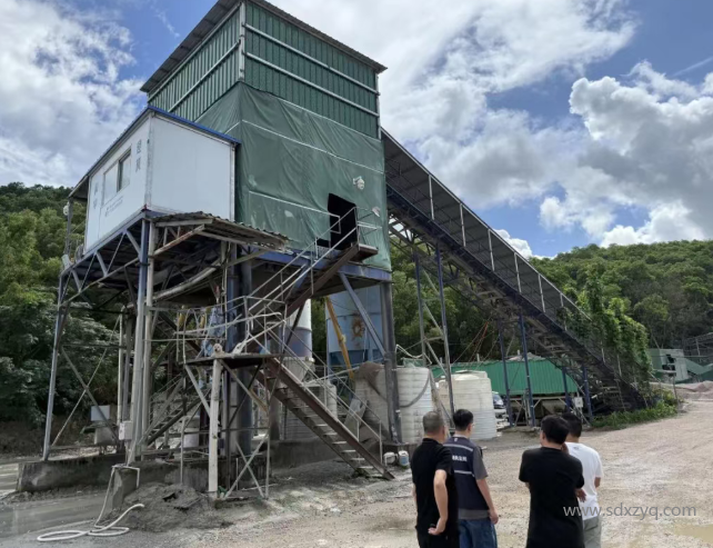 執法人員對違法行為進行現場檢查.jpg